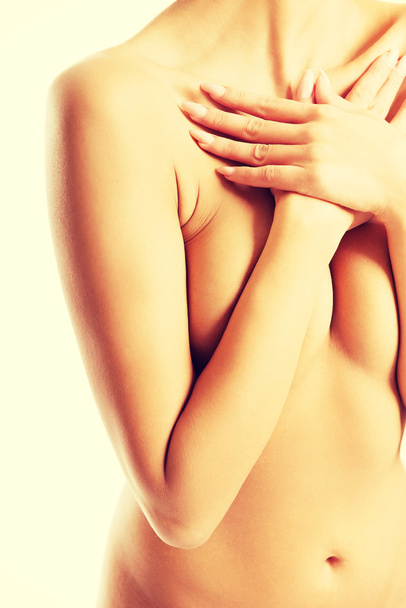 Slim mulher spa cobrindo seu peito
 - Foto, Imagem