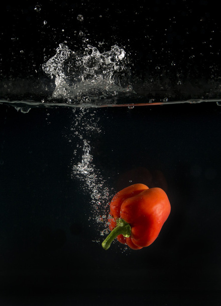Pepper in water - Foto, afbeelding