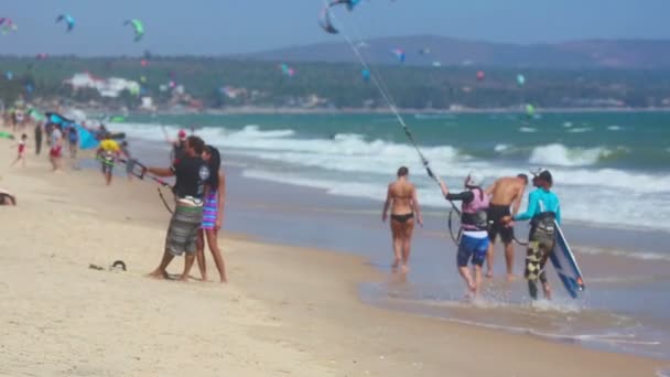 Kitesurfing training on the beach of Mui Ne - Metraje, vídeo