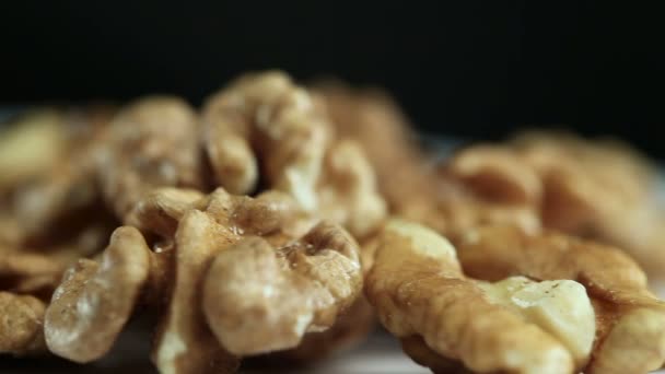 Ядра грецкого ореха на столе
 - Кадры, видео