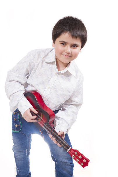 Junge 9 Jahre alt mit einer kleinen Spielzeuggitarre - Foto, Bild