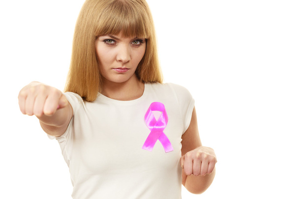 Femme avec ruban rose cancer sur le coup de poing poitrine
  - Photo, image