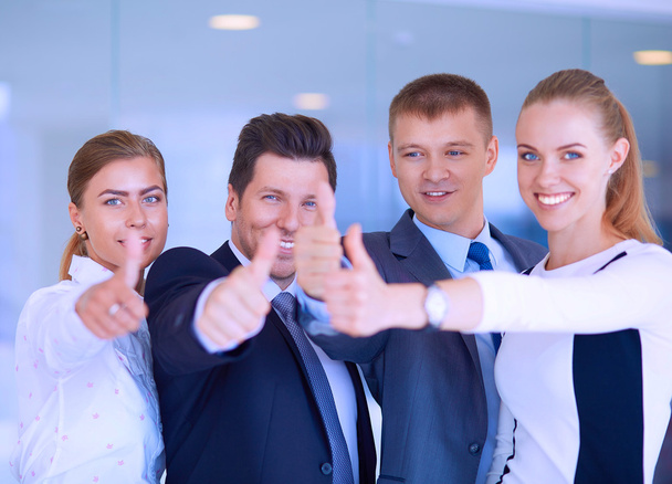 Ευτυχισμένος επιχειρηματική ομάδα δείχνει αντίχειρες επάνω στο γραφείο - Φωτογραφία, εικόνα