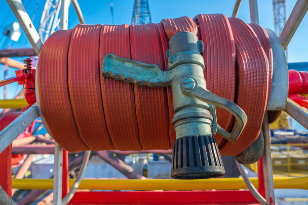Пожежний шланг на нафтовому і газовому верстаті
 - Фото, зображення