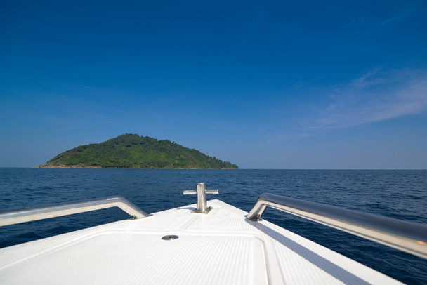 Ταχύτητα βάρκα τόξο, με κατεύθυνση προς το νησί - Φωτογραφία, εικόνα