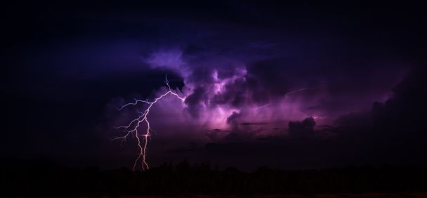 Blitz in der großen Kumulonimbus-Wolke - Foto, Bild