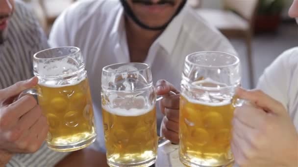 Bovenaanzicht van drie jonge mannen met bier - Video