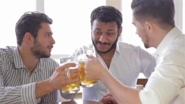Onnellisia ystäviä kiinni yli tuoppi baarissa
 - Materiaali, video