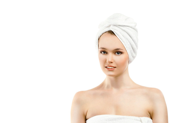 Piękna młoda kobieta w biały ręcznik frotte - Zdjęcie, obraz