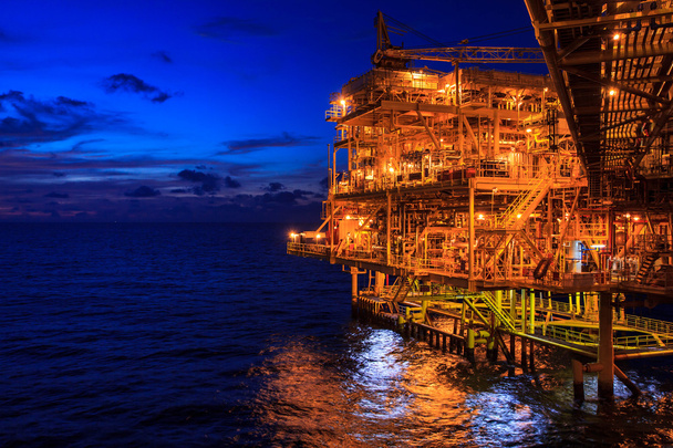 Tengeri éjszakai ipari olaj- és gázipari - Fotó, kép