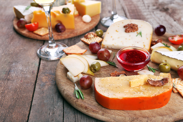 Different kinds of cheese on wooden background - Valokuva, kuva