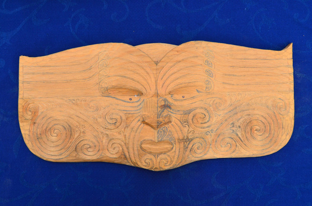 マオリ人の顔木彫り彫刻 - 写真・画像