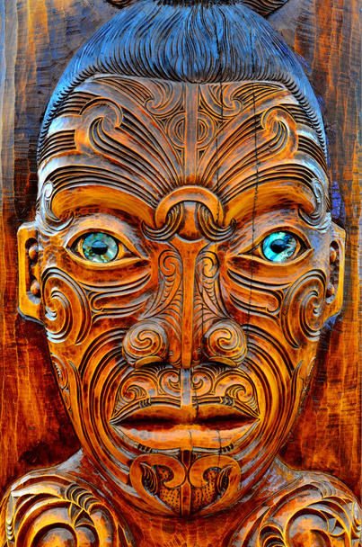 Hombre maorí escultura tallada en madera
 - Foto, imagen