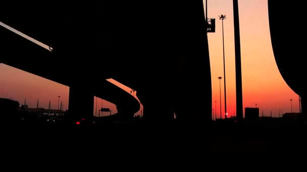 日没時の高速道路の運転の車 - 映像、動画