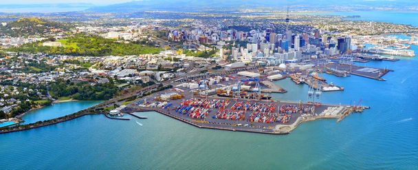 Вид с воздуха на финансовый центр Окленда и порты Окленда Новая Зеландия
 - Фото, изображение
