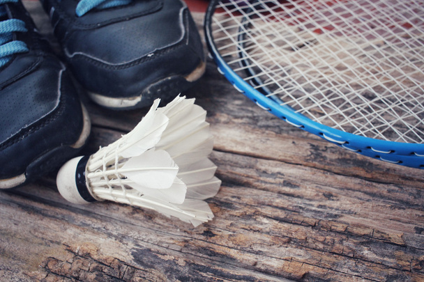 Sportschoenen met shuttles en badminton racket. - Foto, afbeelding