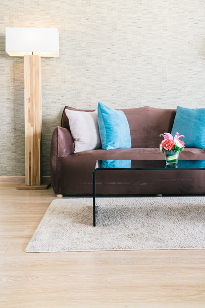 Подушки і диваном у вітальні інтер'єру - Фото, зображення