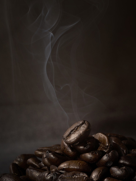 Kaffeebohnen mit Rauch - Foto, Bild