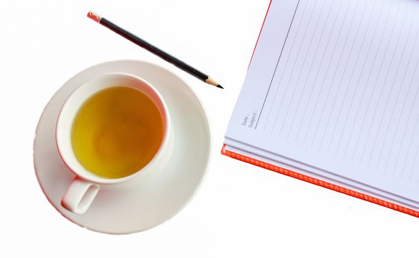 bílý čaj šálek a talířek horká kniha na bílém pozadí - Fotografie, Obrázek