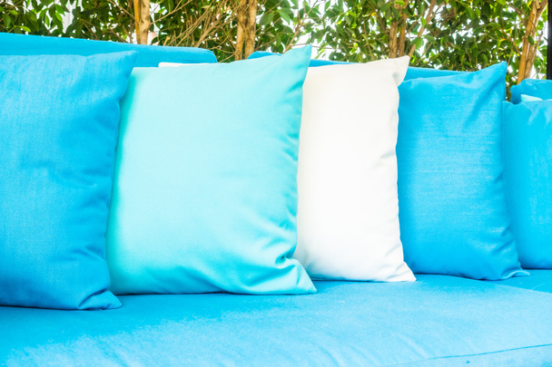 Hermosas almohadas en el sofá en la sala de estar
 - Foto, Imagen