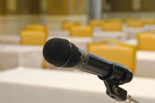 Nahaufnahme des Mikrofons im Konferenzraum - Foto, Bild
