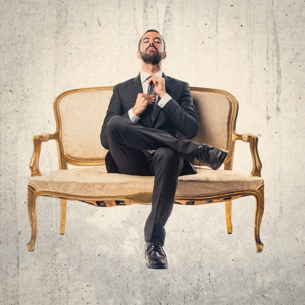 Бизнесмен, сидящий на кресле
 - Фото, изображение