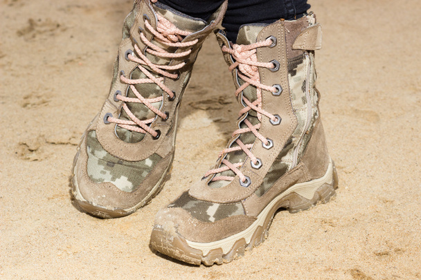 військові або пішохідні черевики в піску
. - Фото, зображення