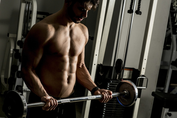 Junger Mann trainiert im Fitnessstudio - Foto, Bild