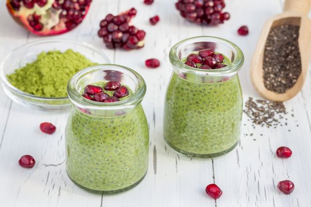 Chia seed pudding with matcha green tea, garnished with pomegranate - Foto, Imagem