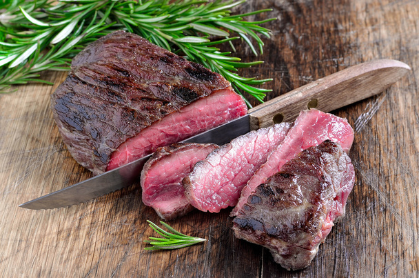Hovězí steak nožem - Fotografie, Obrázek