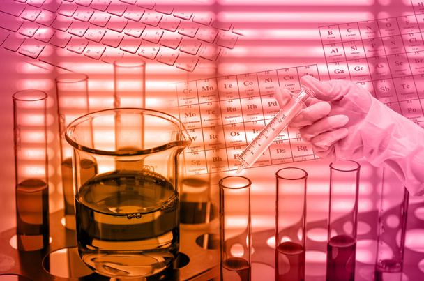 Хімічна лабораторія, вчений тримає медичний ін'єкційний шприц з пробіркою
 - Фото, зображення