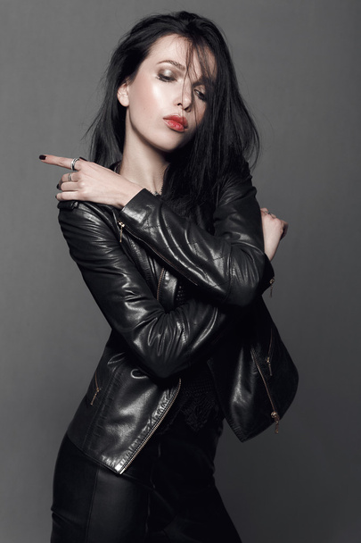 Forró szexi lány fekete szürke háttér portré Vértes  - Fotó, kép