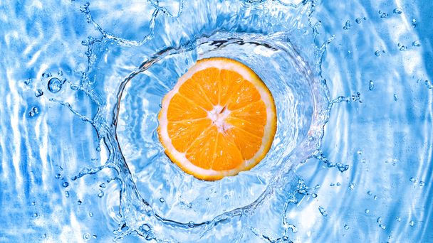 Fresh orange dropped into water - Foto, afbeelding