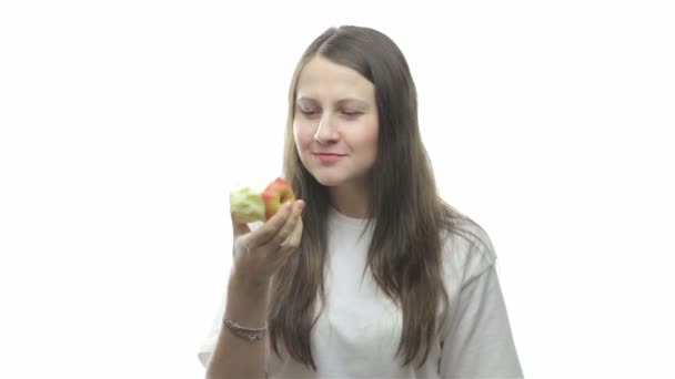 Μελαχρινή γυναίκα διατροφικές apple, έκτη βίντεο - Πλάνα, βίντεο