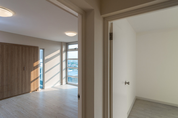 Quarto de cama interior vazio em um novo apartamento
 - Foto, Imagem