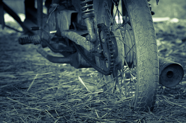 Starý motocykl s rezavou komponent - Fotografie, Obrázek