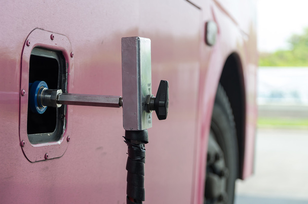 Boquilla de gas para añadir gas en el coche en la gasolinera
 - Foto, Imagen