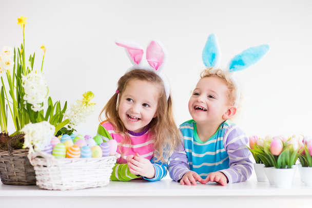 Kinderen vieren Pasen thuis - Foto, afbeelding