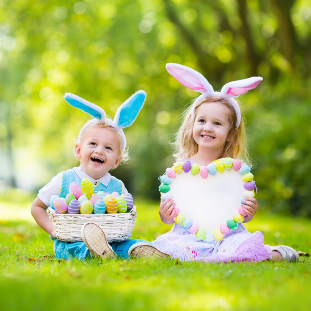 Bambini a caccia di uova di Pasqua
 - Foto, immagini