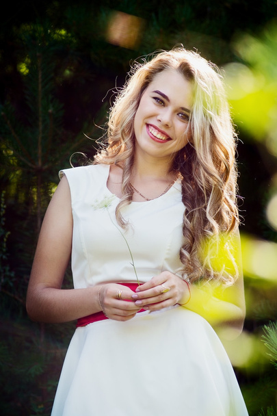 Літня фотографія усміхнена дівчина в білій сукні
 - Фото, зображення