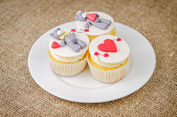 Кексы с плюшевым мишкой на тарелке
 - Фото, изображение