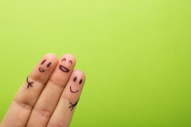Kolme hymyilevää sormea, jotka ovat iloisia ystävyydestä.
 - Valokuva, kuva