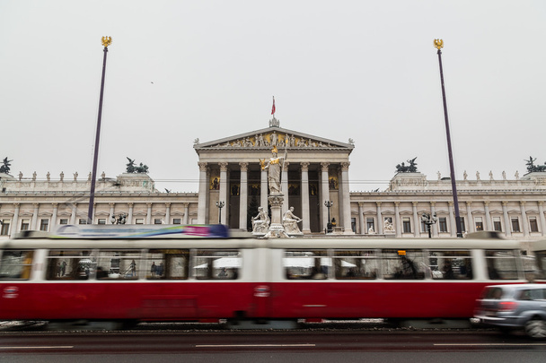 Régi villamosok és az osztrák Parlament - Fotó, kép