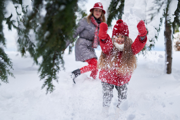 girl provokes play   snow - Valokuva, kuva