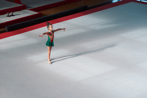The gymnast is in the initial position - Zdjęcie, obraz