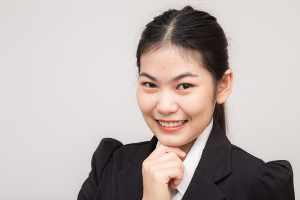 Portret van mooie geklede jonge Aziatische zakelijke vrouwen - Foto, afbeelding