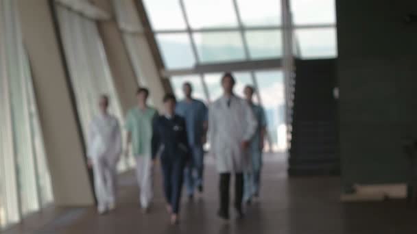 Група медичного персоналу в лікарні
 - Кадри, відео
