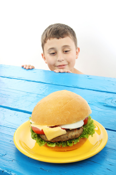 Niño y hamburguesa
 - Foto, Imagen