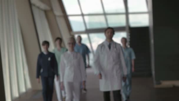 Grupo de pessoal médico no hospital
 - Filmagem, Vídeo
