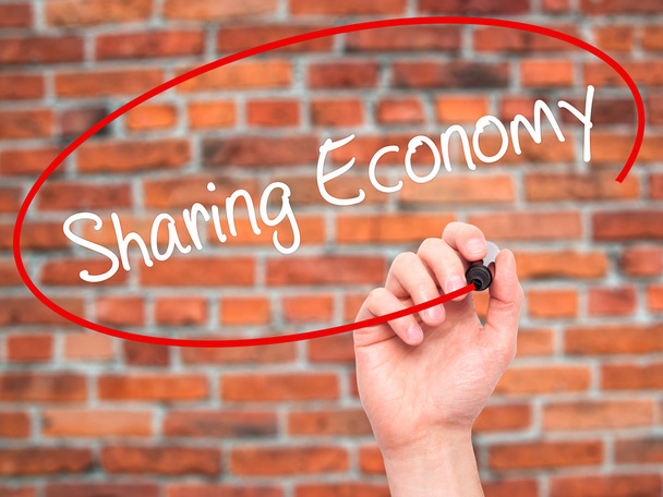 Mann Handschrift Sharing Economy mit schwarzem Marker auf visuelle scr - Foto, Bild